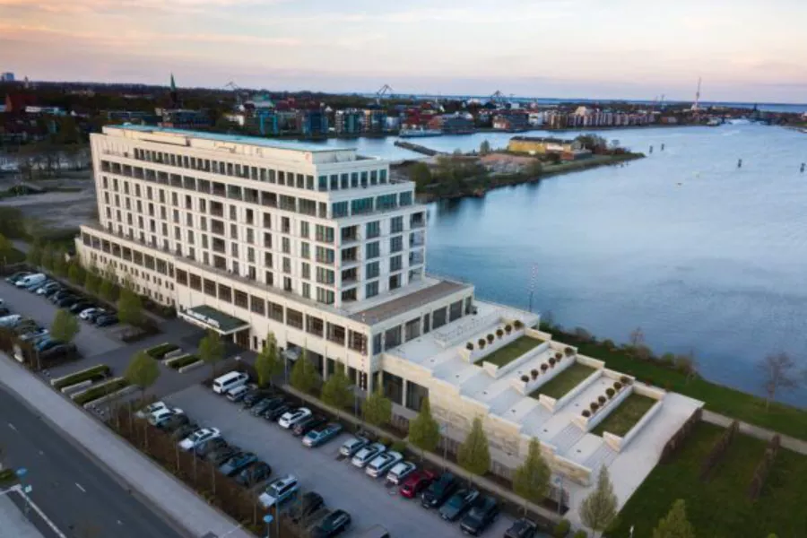 Frontansicht des Atlantic Hotels Landgut Horn in Bremen bei sonnigem Wetter, idealer Veranstaltungsort für Hochzeitsmessen mit moderner Architektur und grünem Außenbereich Frontansicht des Atlantic Hotels Landgut Horn in Bremen bei sonnigem Wetter, idealer Veranstaltungsort für Hochzeitsmessen mit moderner Architektur und grünem Außenbereich
