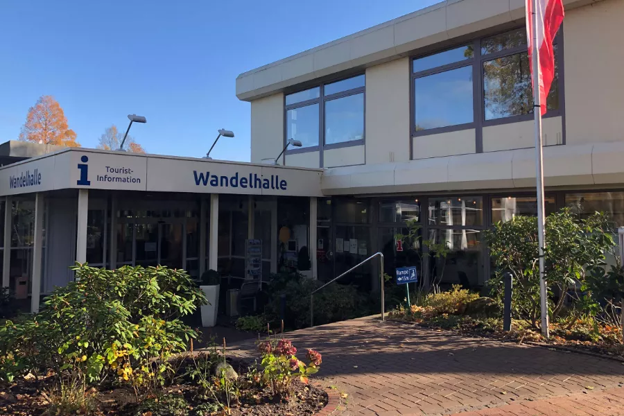 Eingangsbereich der Wandelhalle Bad Zwischenahn mit Tourist-Information, Veranstaltungsort für regionale Hochzeitsmessen im Ammerland Eingangsbereich der Wandelhalle Bad Zwischenahn mit Tourist-Information, Veranstaltungsort für regionale Hochzeitsmessen im Ammerland