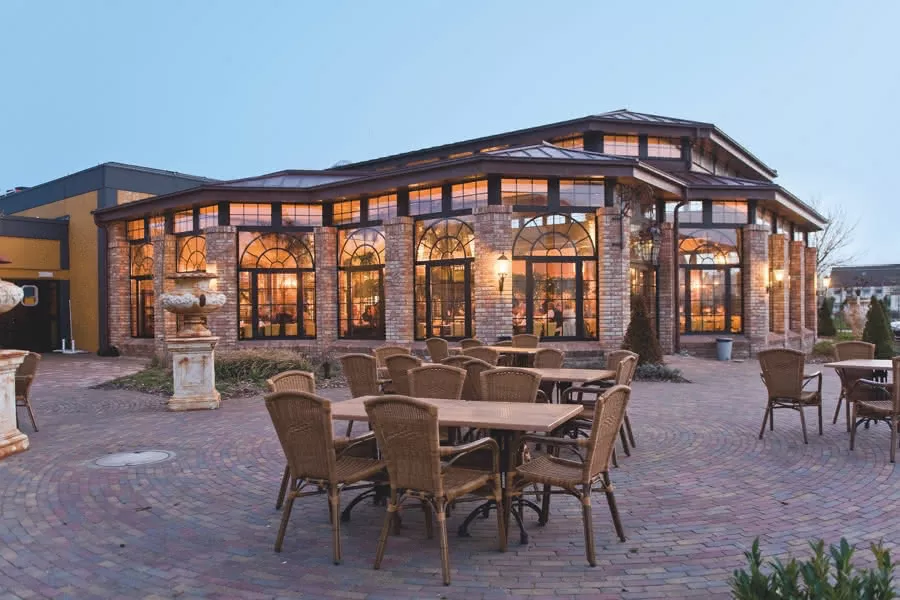 Abendliche Außenansicht des Wangerland Resort mit mediterranem Flair, beliebte Hochzeitslocation und Veranstaltungsort für Hochzeitsmessen in Friesland. Abendliche Außenansicht des Wangerland Resort mit mediterranem Flair, beliebte Hochzeitslocation und Veranstaltungsort für Hochzeitsmessen in Friesland.